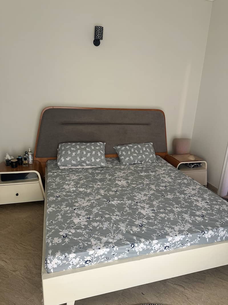 King size bed 1
