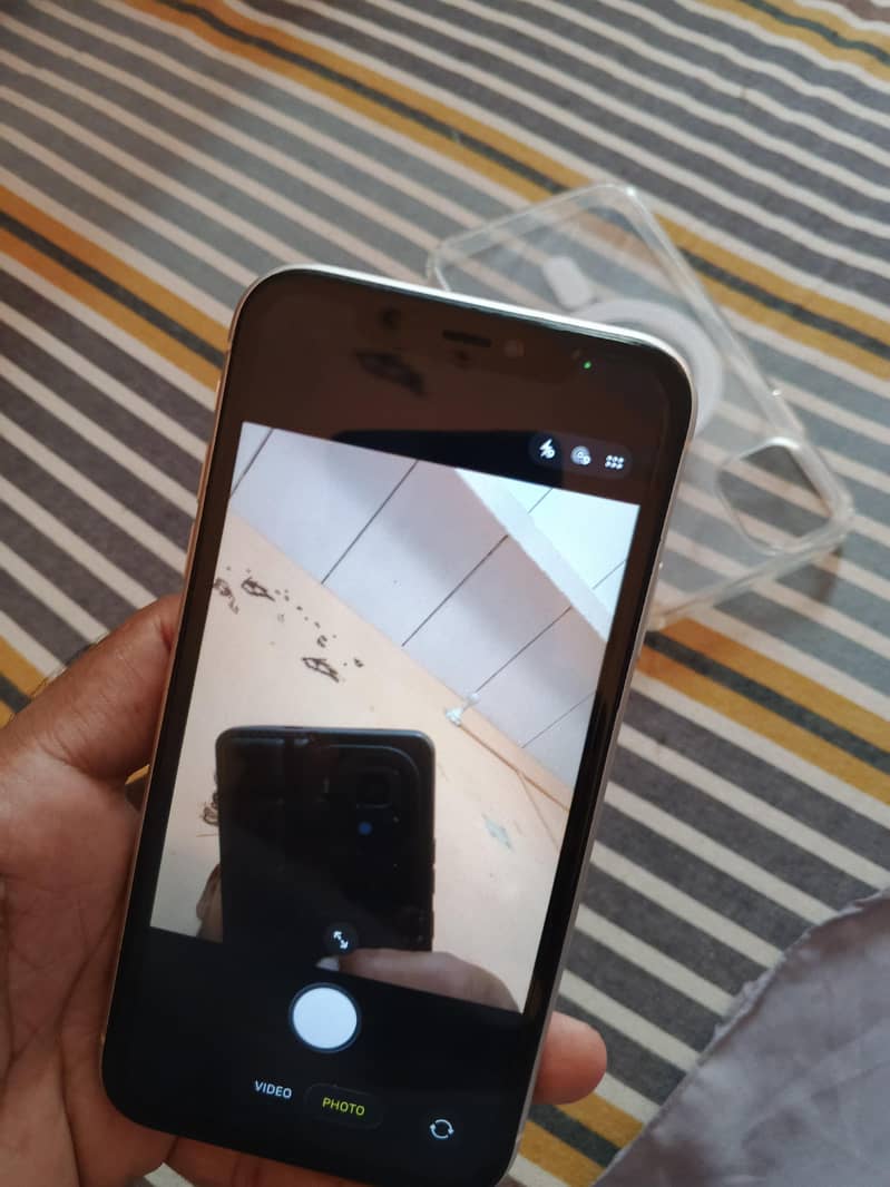 Apple iPhone 11    64GB 5