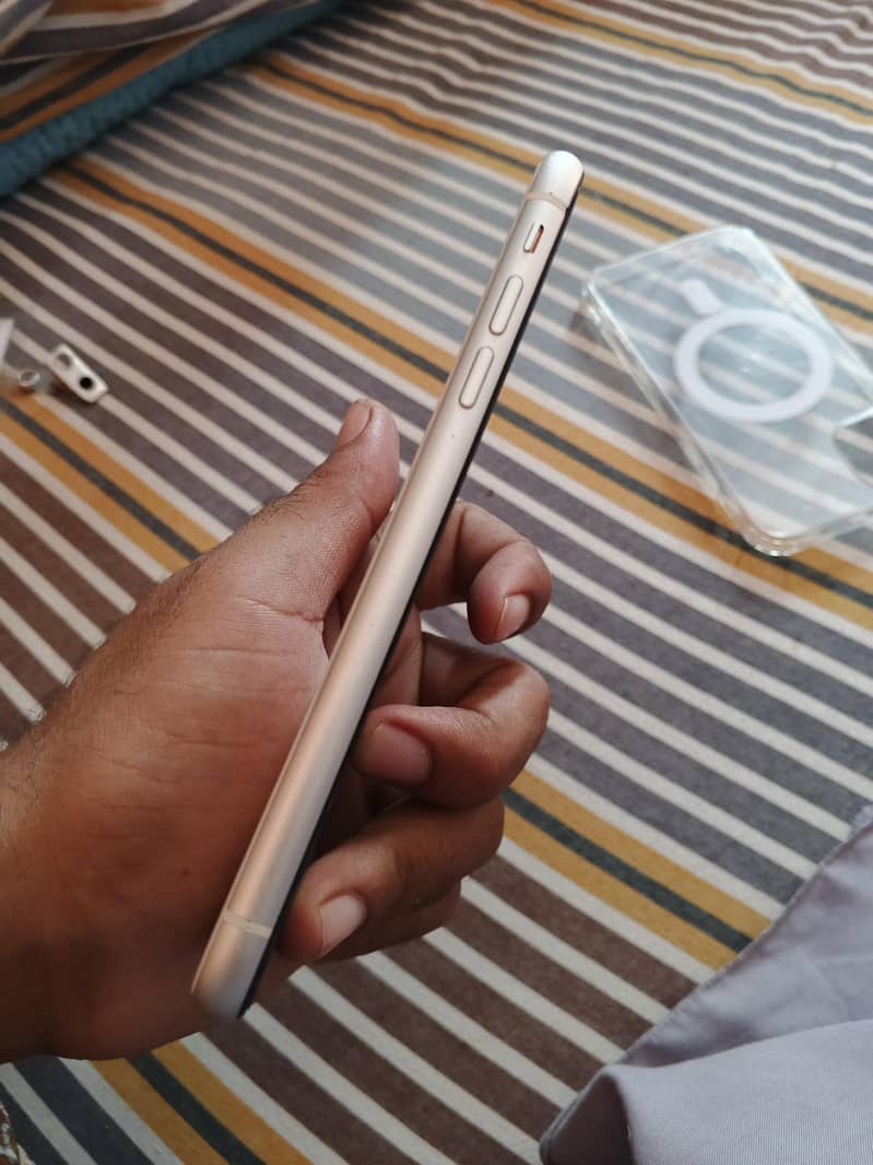 Apple iPhone 11    64GB 7