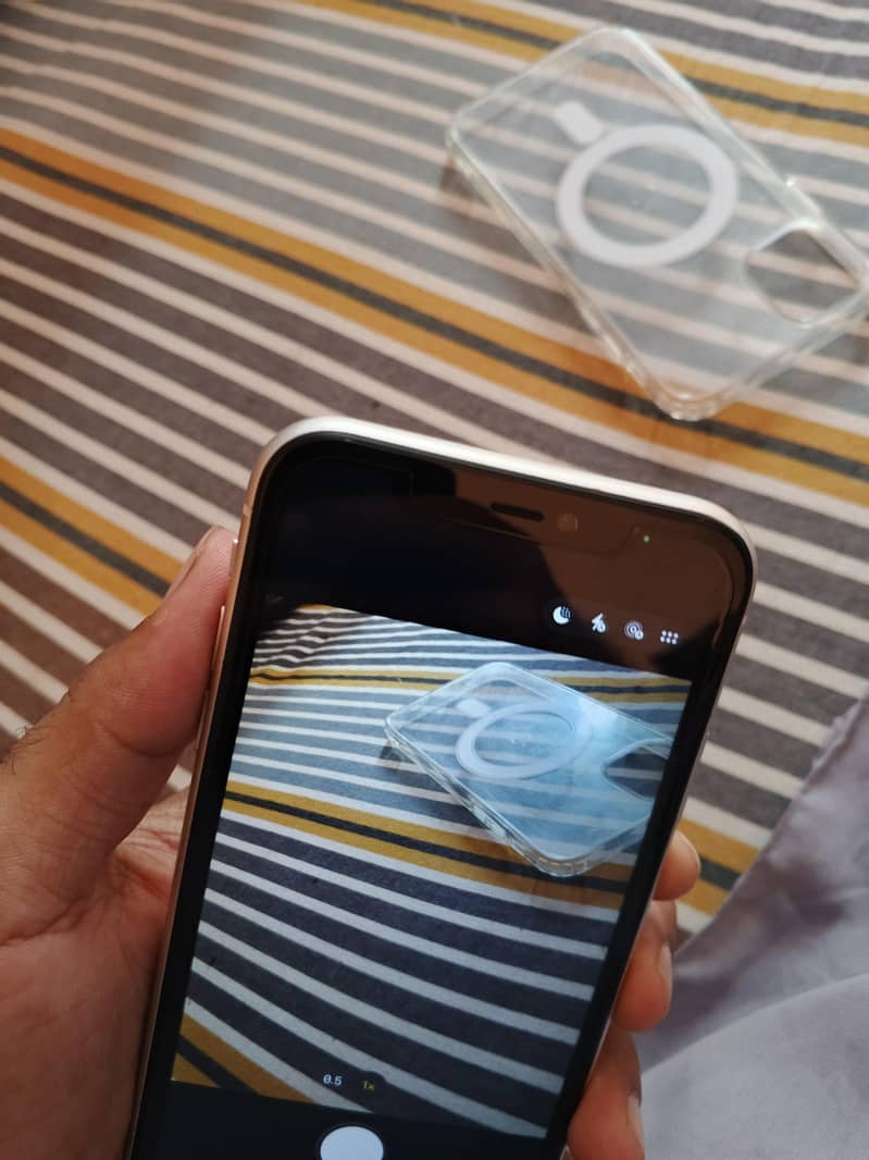 Apple iPhone 11    64GB 12