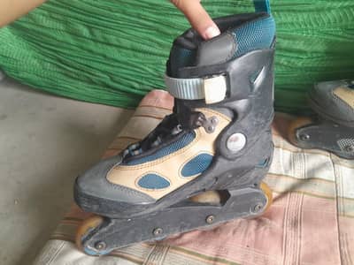HY SCATES INLINE ROLLER FOR 12-13 YEARS price should be negotiable