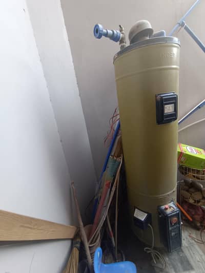 Gyser in excellent condition, dual both electric and gas, 30 gallon