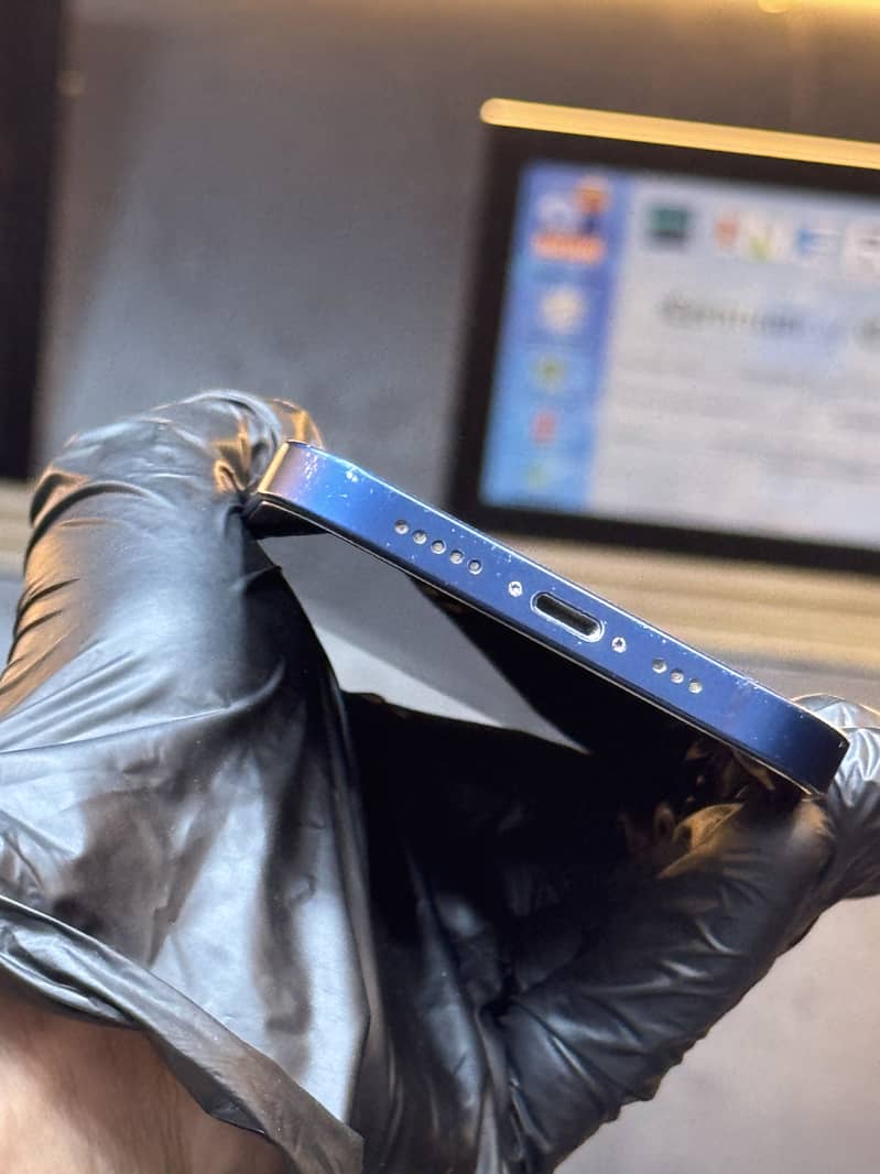 Apple iPhone 12 4