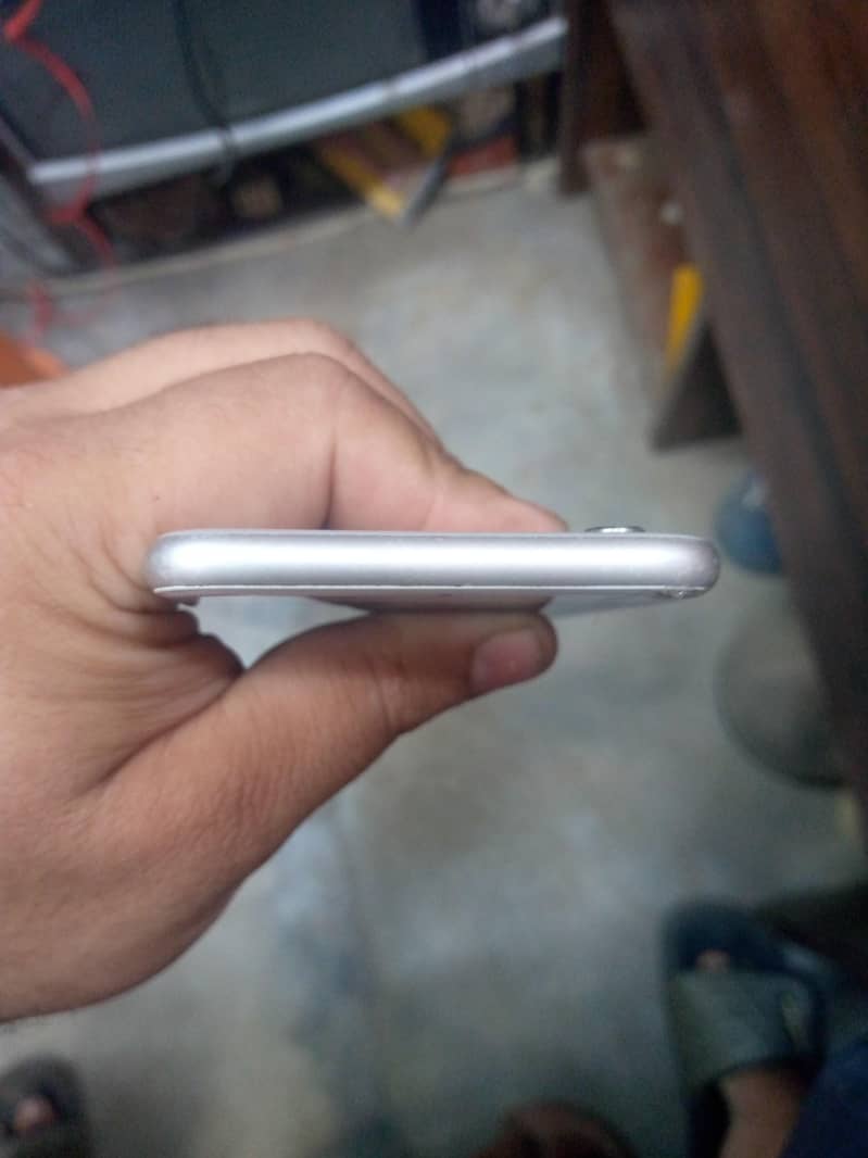 Apple iPhone 6S 4