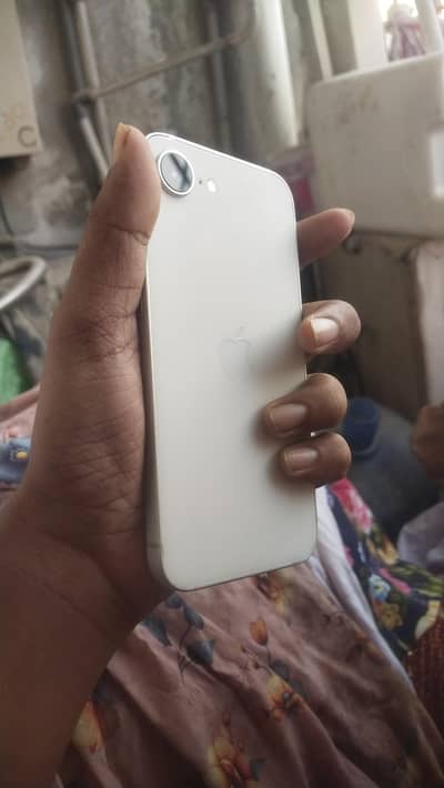 Apple iPhone 16e jv