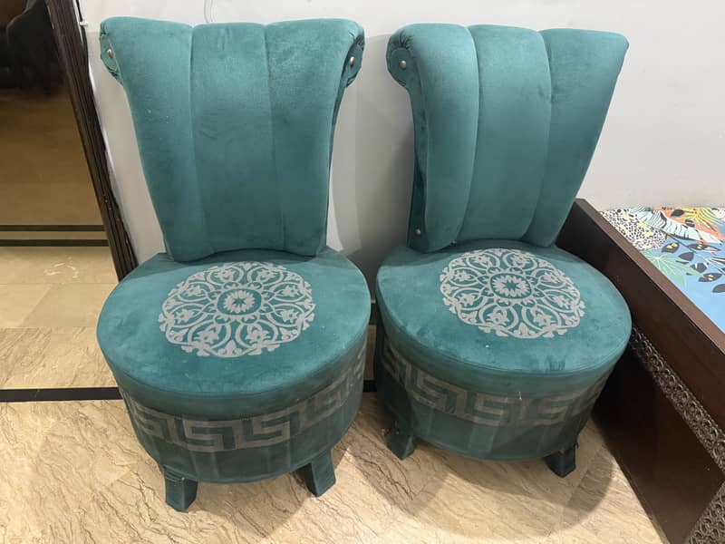 2 chairs with small table 1