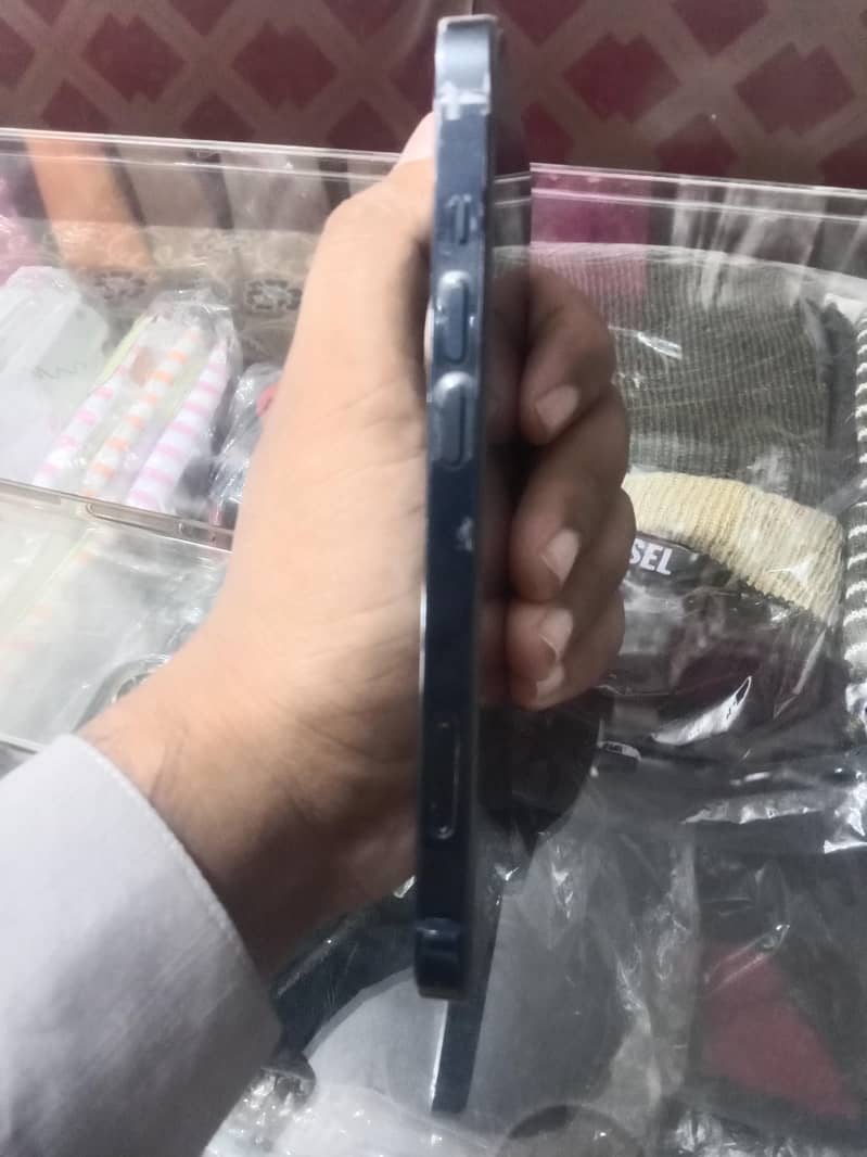 Apple iPhone 13 5