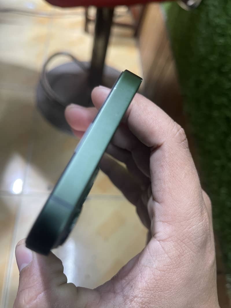 Apple iPhone 13 4