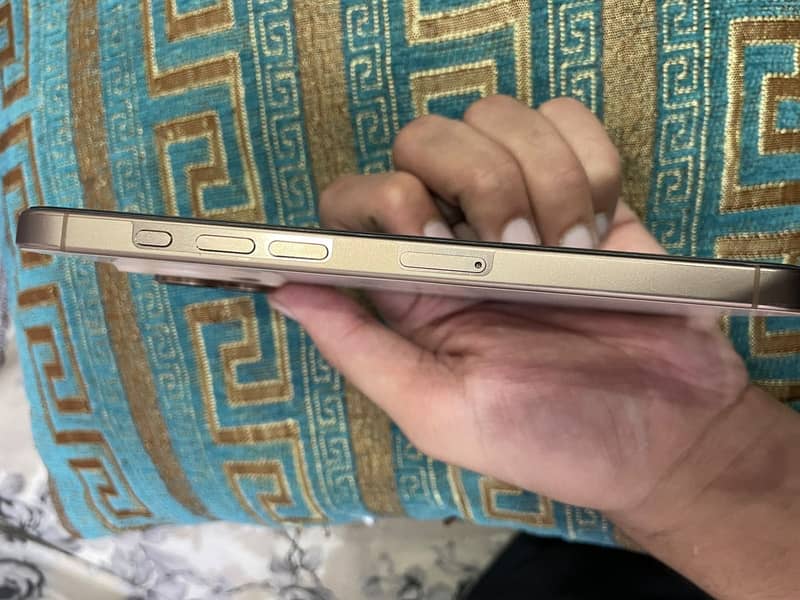 Apple iPhone 16 Pro Max 2