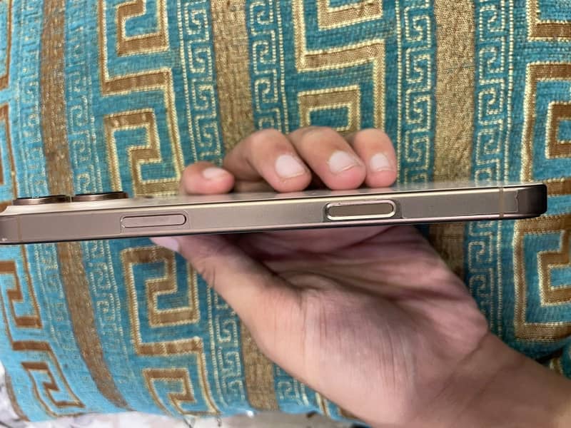 Apple iPhone 16 Pro Max 3