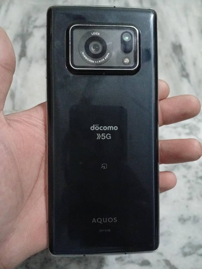 Sharp Aquos Zero6 1