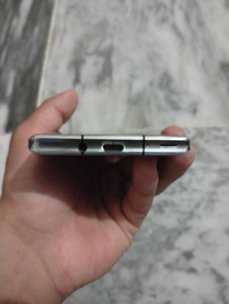 Sharp Aquos Zero6 4