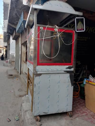 burger, shawrama and fryer counter