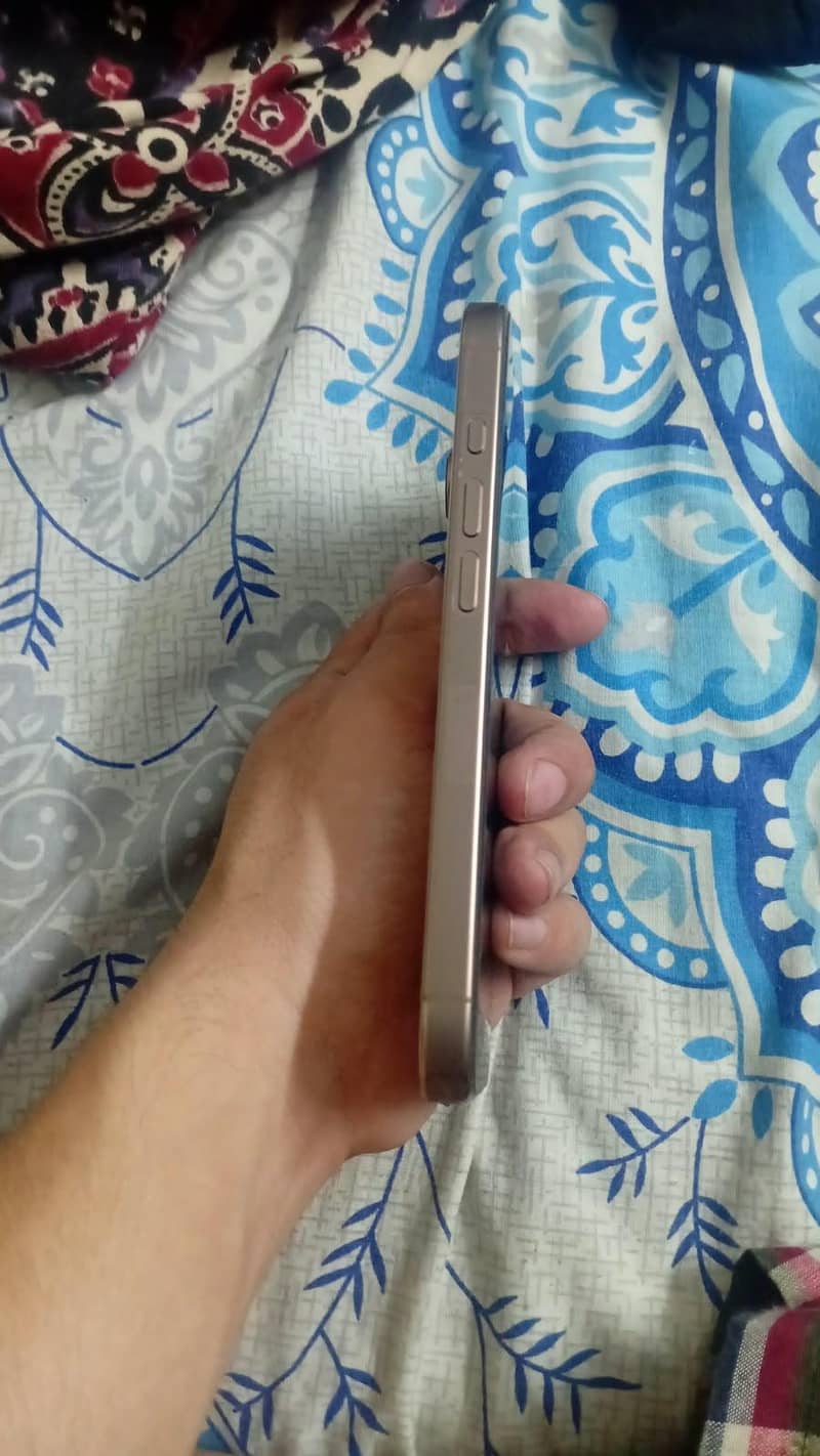 Apple iPhone 16 Pro 1