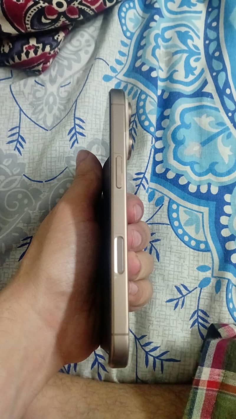 Apple iPhone 16 Pro 2