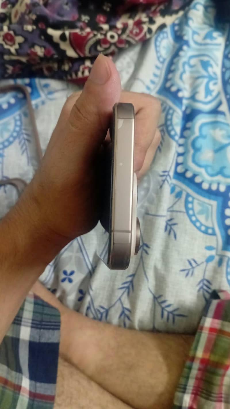 Apple iPhone 16 Pro 3
