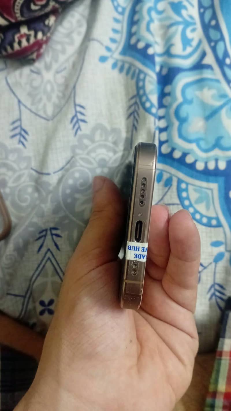 Apple iPhone 16 Pro 4