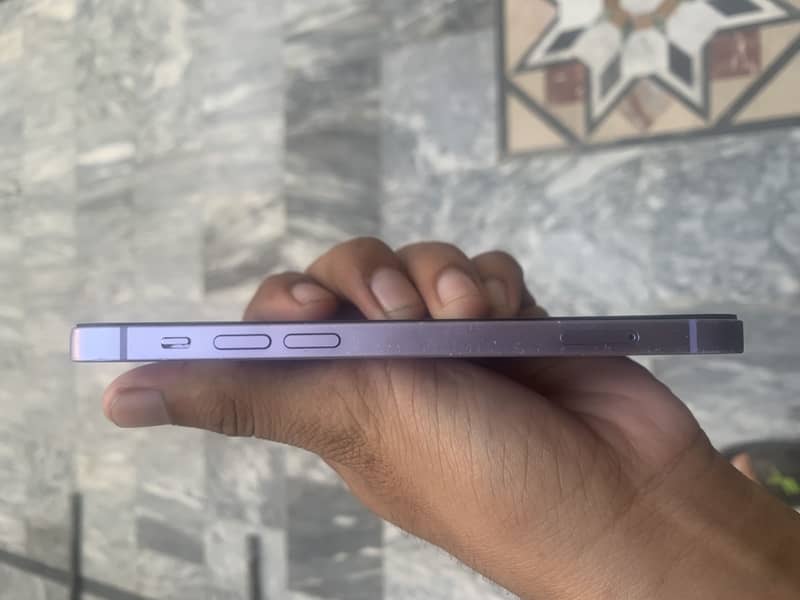 Apple iPhone 12 4