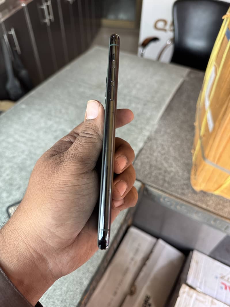 Apple iPhone 11 Pro Max 2