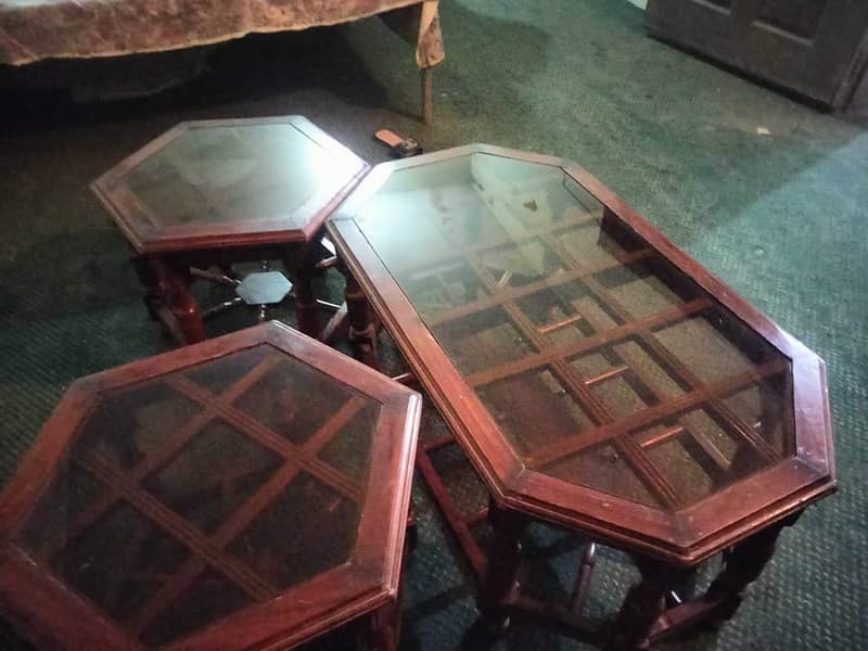 Table set with unique design 0