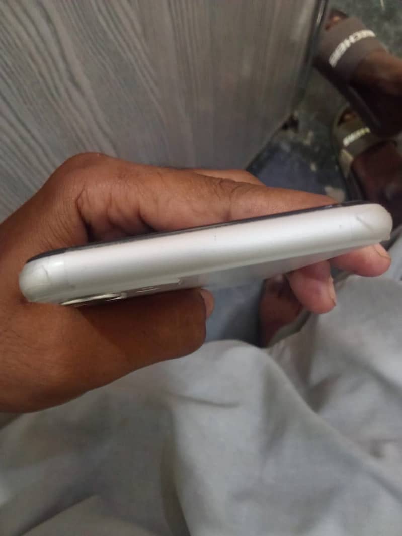 Apple iPhone 11 0