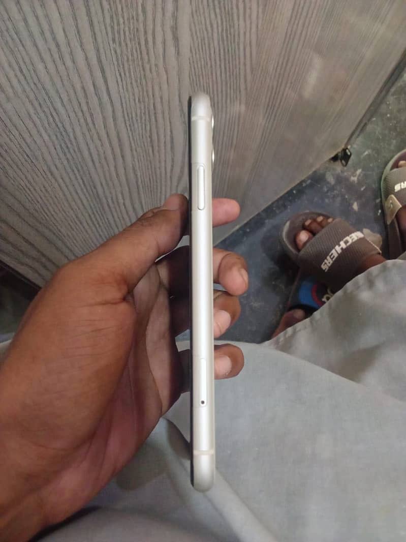 Apple iPhone 11 3