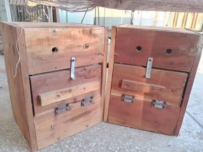 2 wooden bird breeding boxes