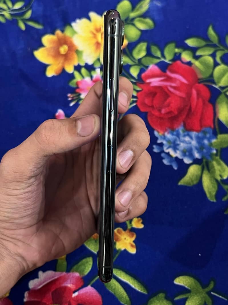 Apple iPhone 11 Pro Max 2
