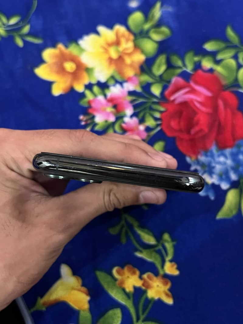 Apple iPhone 11 Pro Max 4