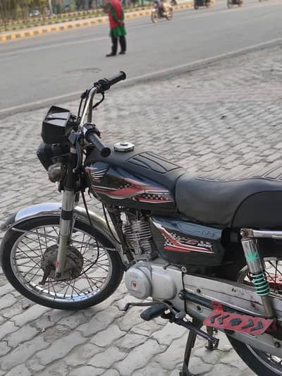 Honda CG 125(2015Model) Black| Both  Tyres New