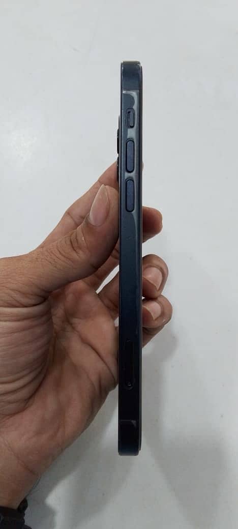 Apple iPhone 12 4