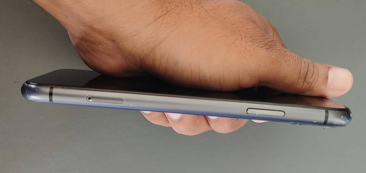 Apple iPhone 11 4