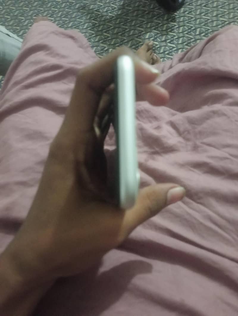 Apple iPhone 11 4