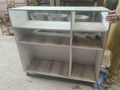 2 glass counters and 2 racks