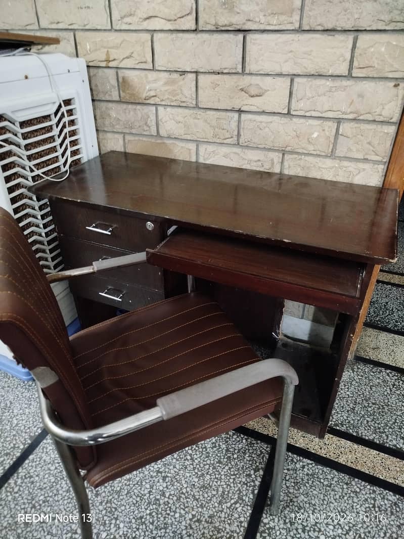 Comouter Table and Chair 0
