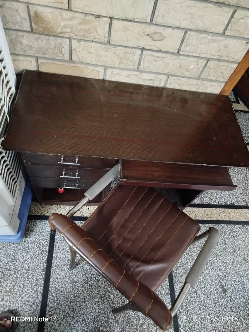 Comouter Table and Chair 1