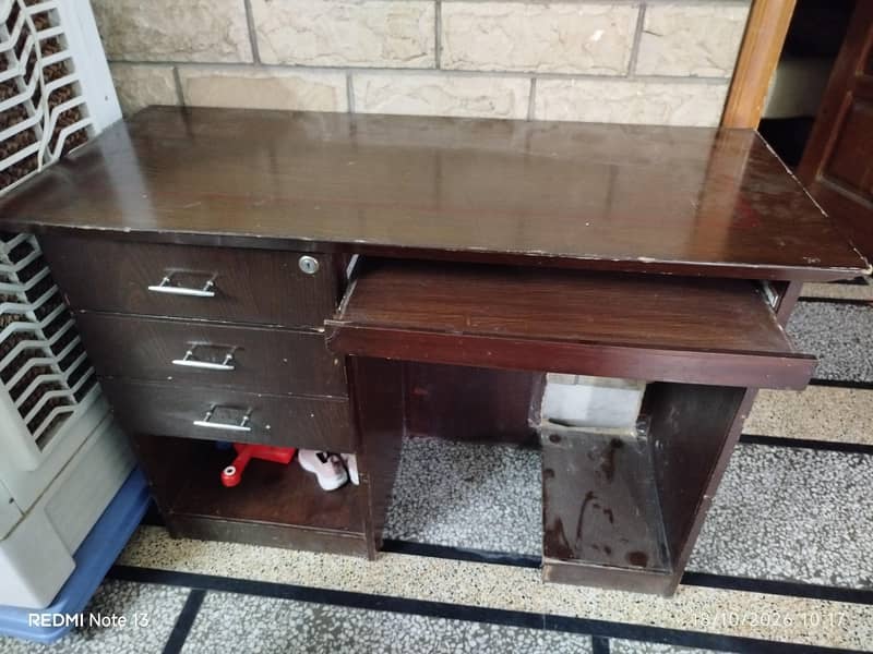 Comouter Table and Chair 2