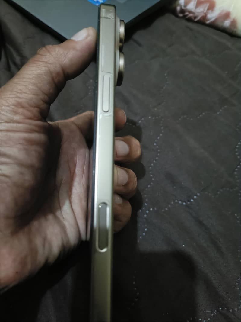 Apple iPhone 16 Pro Max 1