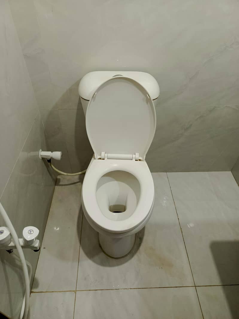 white commode 0