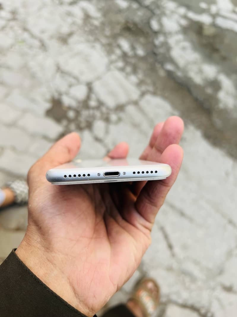 Apple iPhone 8 1