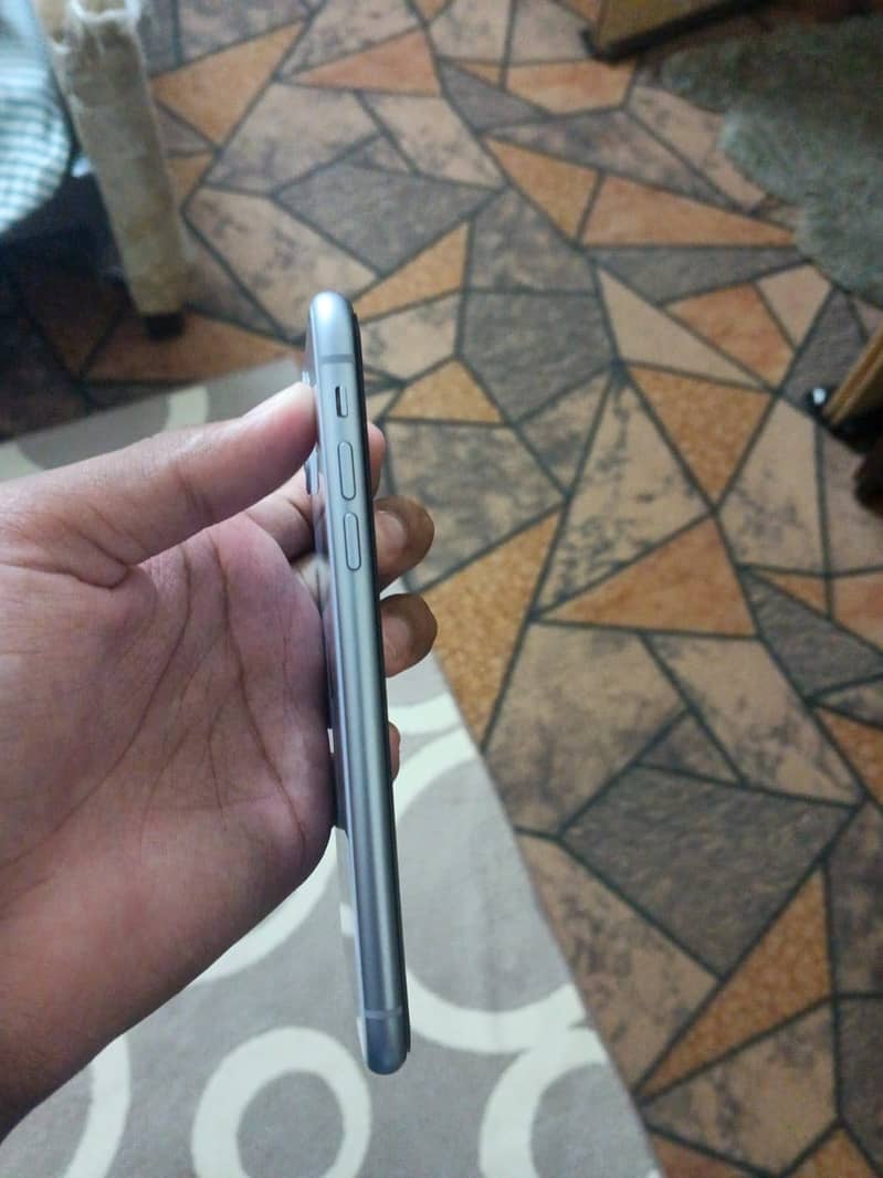 Apple iPhone 11 4