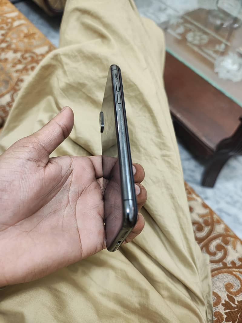 Apple iPhone X 4