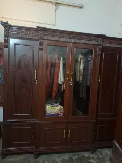 wardrobe and crockery Unit available