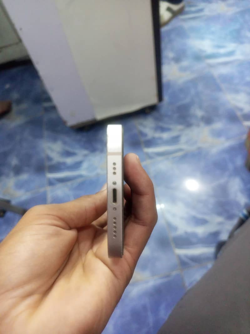 Apple iPhone 13 2