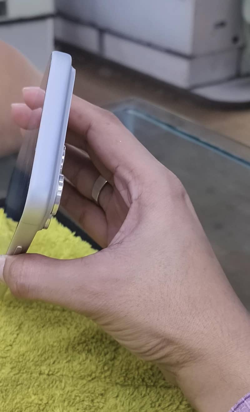 Apple iPhone 17 Pro Max 4