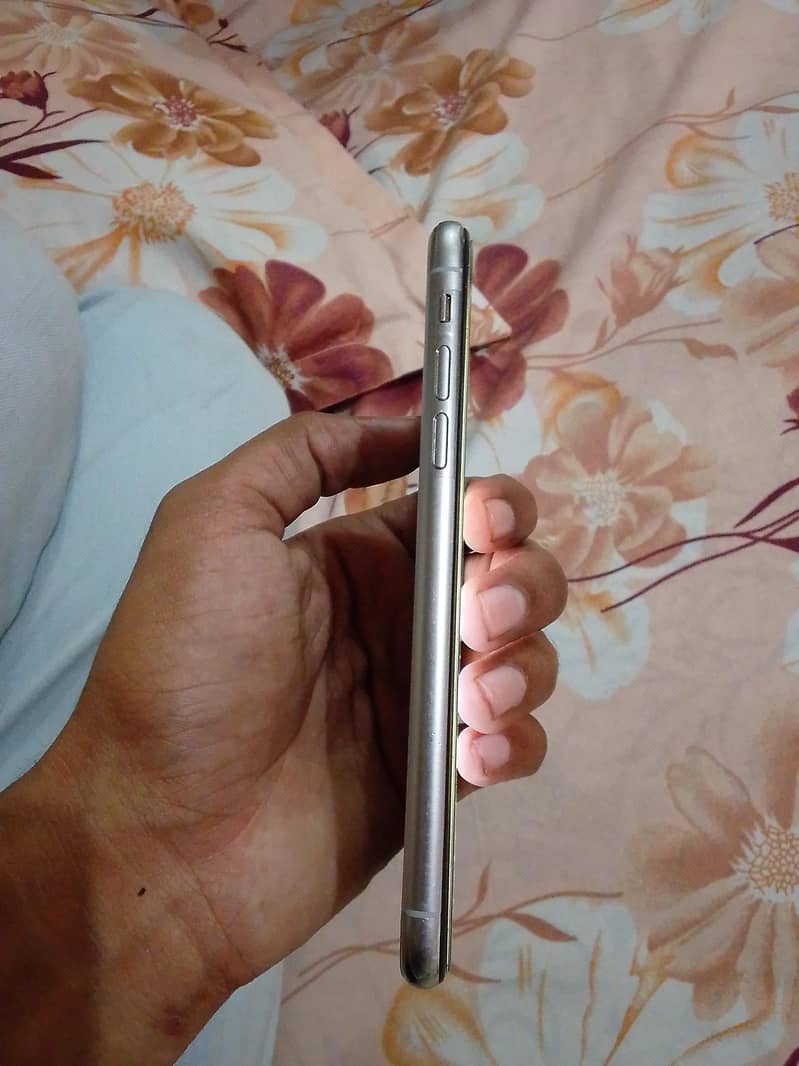 Apple iPhone X 4