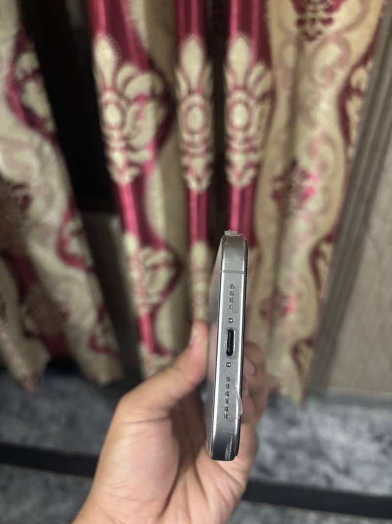 Apple iPhone 15 Pro Max 4