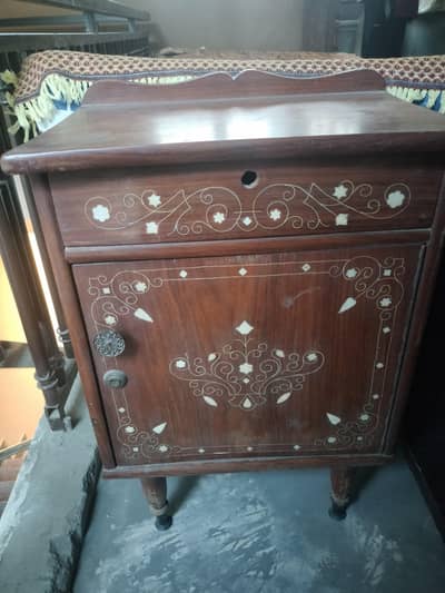 Pair of 2 Woodeen side table and two single beds(Second-Hand)