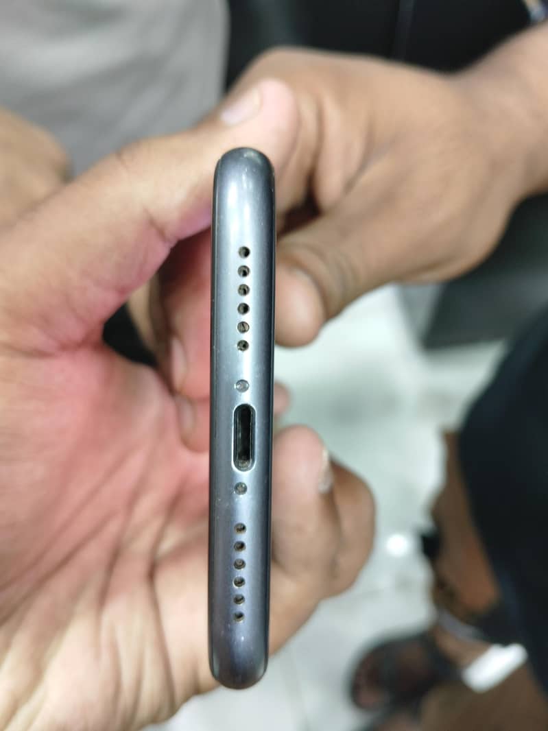 Apple iPhone 11 3