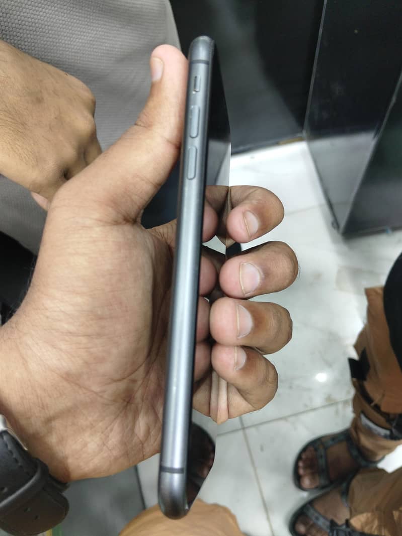 Apple iPhone 11 4
